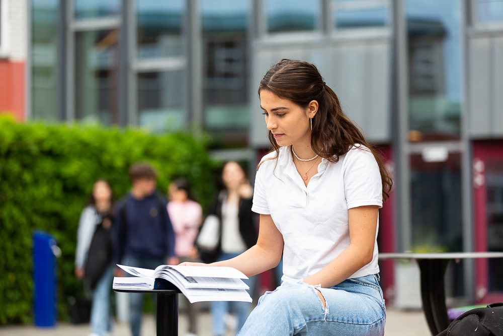 Jonge vrouw leest buiten