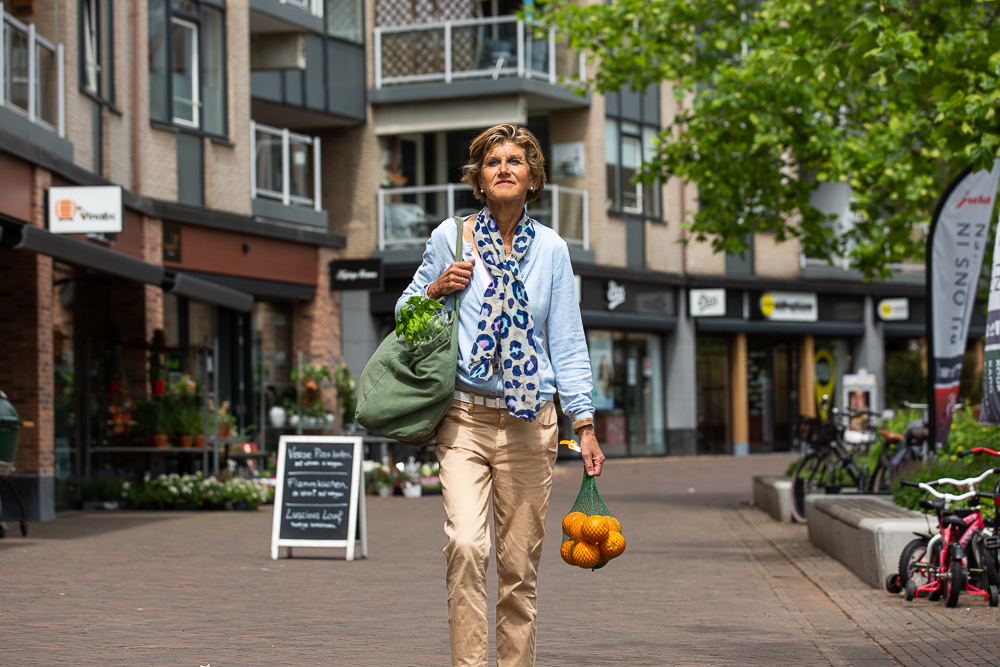 Vrouw loopt met boodschappen buiten