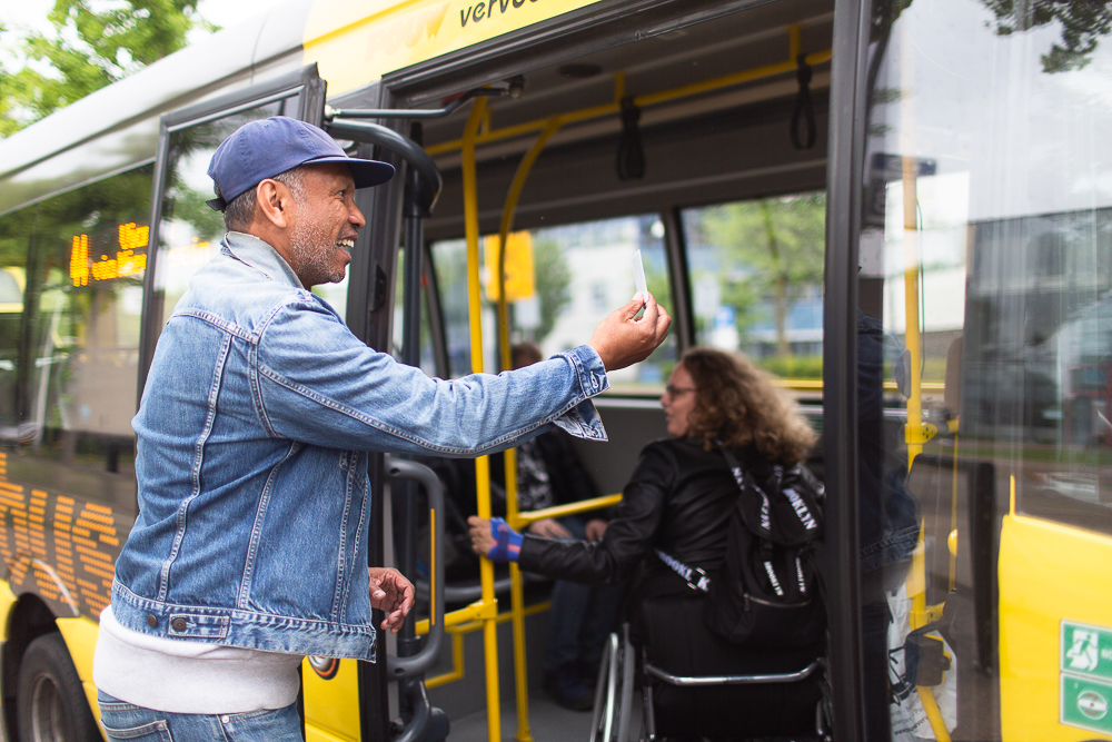 Man laat OV-Begeleiderskaart zien