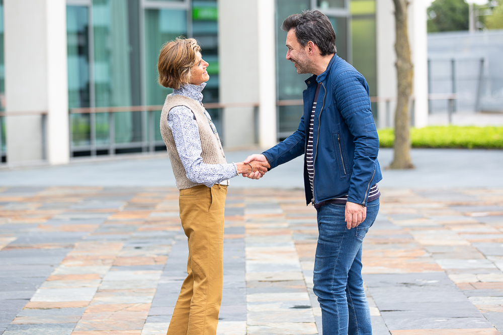 Man en vrouw schudden hand