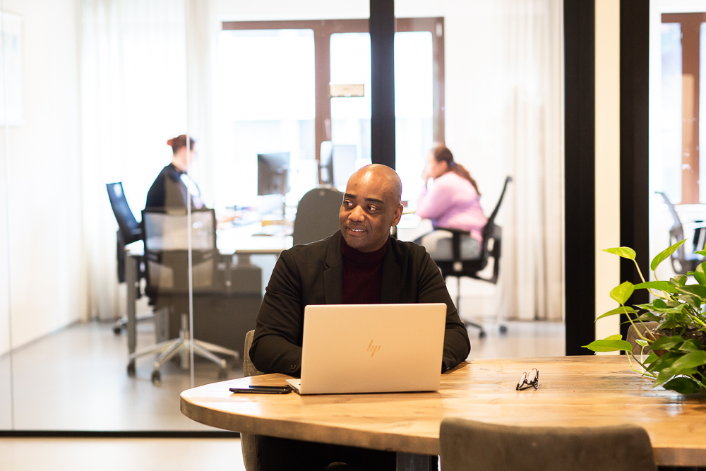 Man achter de laptop op kantoor