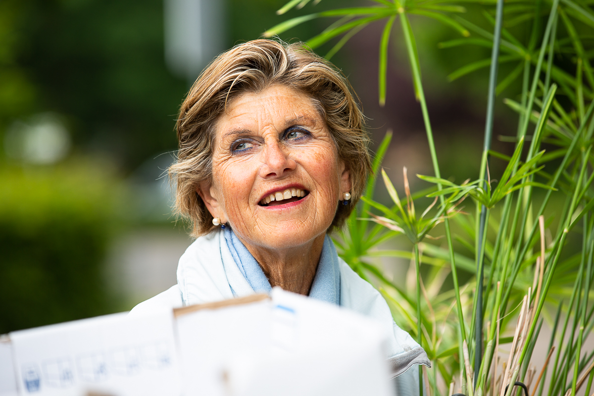 Oudere vrouw in de buitenlucht