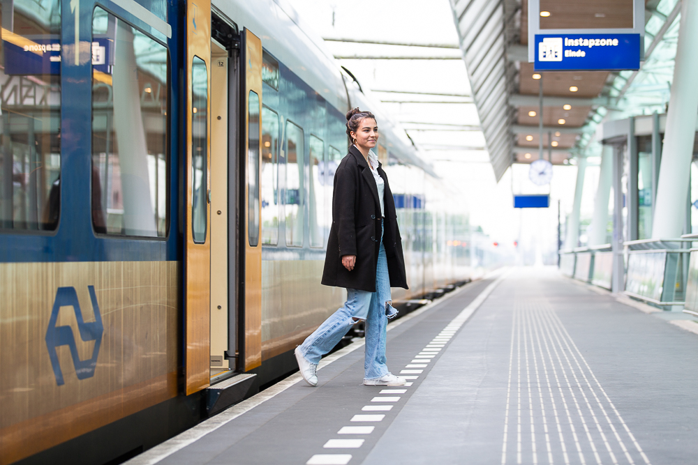 Jonge vrouw verlaat trein